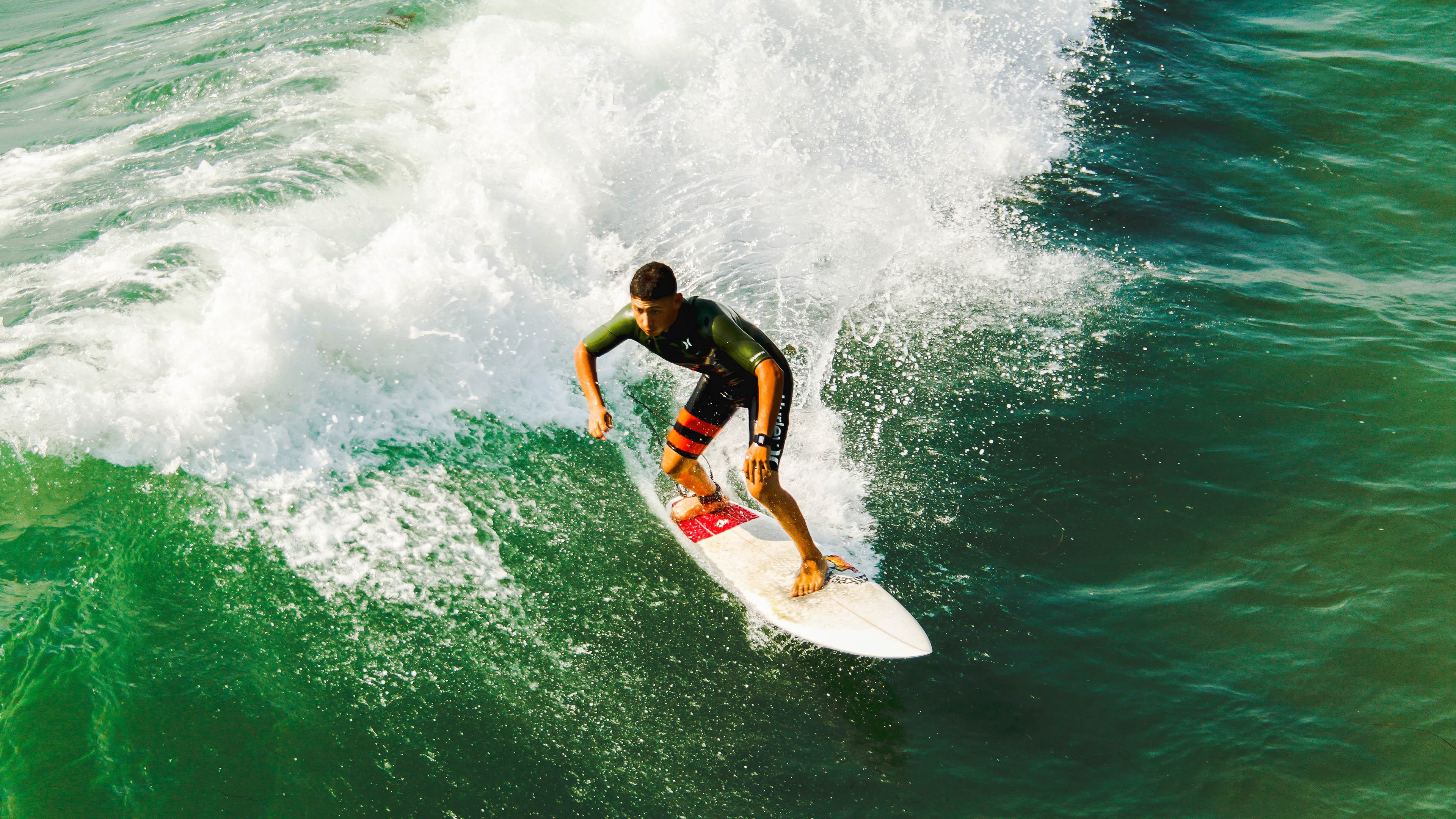 _沙滩极限滑板：海浪与速度的碰撞_，海边滑板冲浪