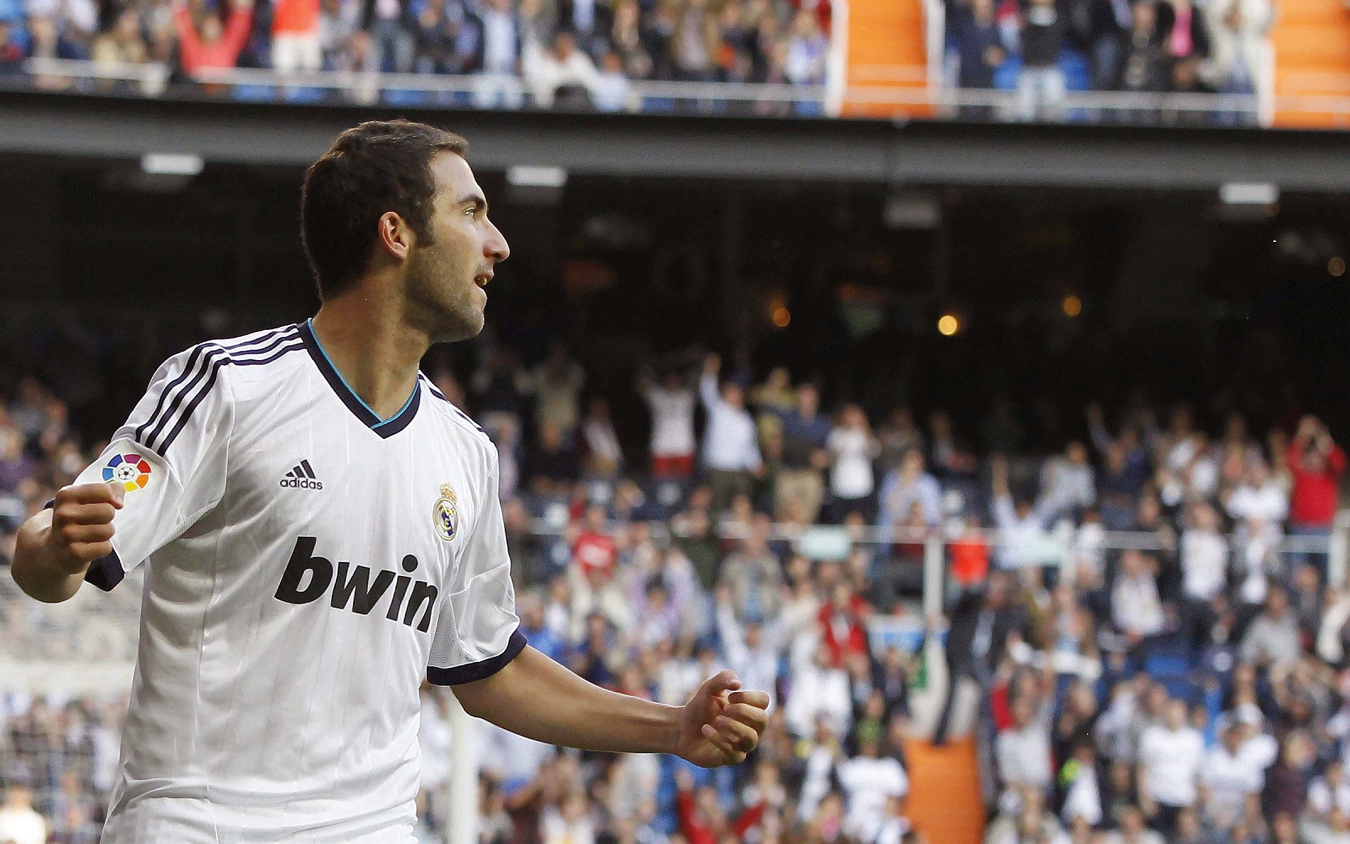 亚特兰大三中场组合展现高度默契,亚特兰大中锋